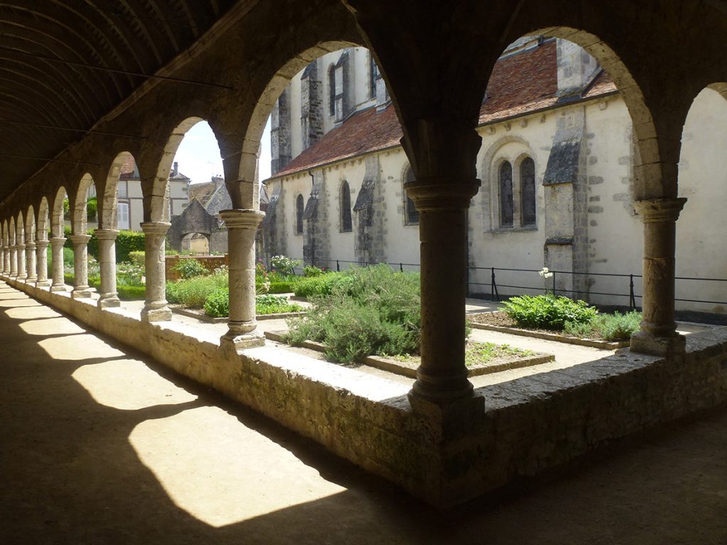 Donnemarie Dontilly galeries du cloitre jardin medieval 1024x768 1